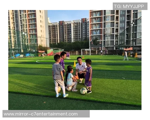 踢足球时不小心弄脏衣服的烦恼与应对小技巧分享